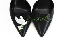 Load image into Gallery viewer, handpainted Italian black leather pumps heels with dove design