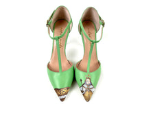 Load image into Gallery viewer, Pair of green heel shoes with queen design