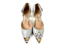 Load image into Gallery viewer, Pair of gray heel shoes with queen design