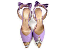 Load image into Gallery viewer, Pair of purple heel shoes with queen design