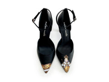 Load image into Gallery viewer, Pair of black heel shoes with queen design