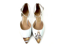Load image into Gallery viewer, Pair of white heel shoes with queen design
