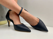 Load image into Gallery viewer, handpainted Italian comfortable pumps heels with classic design