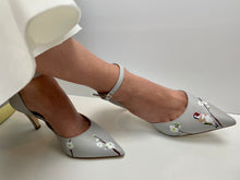 Load image into Gallery viewer, handpainted Italian comfortable gray pumps heels with bird design
