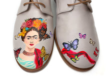 Load image into Gallery viewer, Pair of oxford Ivory shoes with frida design

