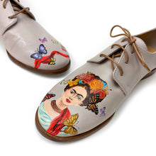 Load image into Gallery viewer, Pair of oxford Ivory  shoes with frida design

