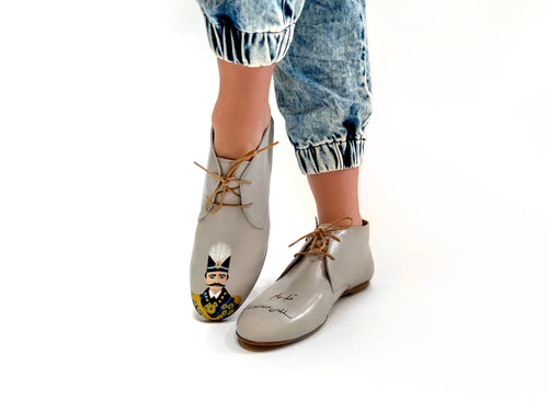 handpainted Italian comfortable gray chukka boots with king design