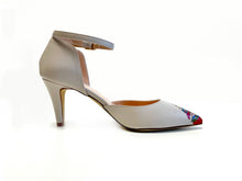 Load image into Gallery viewer, handpainted Italian comfortable heels pumps gray with queen design
