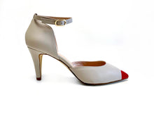 Load image into Gallery viewer, handpainted Italian comfortable heels pumps gray with queen design

