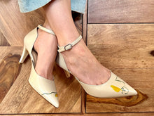 Load image into Gallery viewer, handpainted Italian comfortable beige heels pumps with line art design
