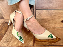 Load image into Gallery viewer, handpainted Italian comfortable beige heels pumps with leaf design
