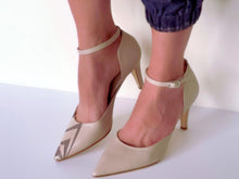 Load image into Gallery viewer, handpainted Italian comfortable beige pumps heels with pattern design
